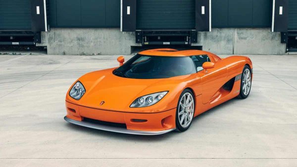 През 2004 г. Koenigsegg най-накрая попада в Книгата на рекордите на Гинес като най-мощният сериен автомобил в света. Тиражът се увеличава леко (произведени са 14 CCR), така че същият Ferrari Enzo с 660 конски сили и 400 сглобени бройки е по-масов. Въпреки това, по отношение на мощността Koenigsegg CCR няма равен.

4,7-литровият осемцилиндров двигател е допълнен с чифт турбокомпресори Rotrex, така че мощността е увеличена до 817 конски сили и 920 Нм. Според традицията от онези години, Koenigsegg разчита на задно задвижване и 6-степенна ръчна скоростна кутия. Веднага след дебюта шведската компания обявява заявка за скоростен рекорд, но тестовете с измервателна техника са отложени за 2005 г.

