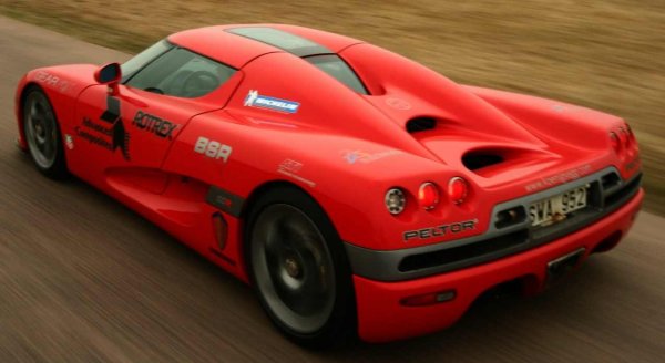 Рекордьорът за най-висока скорост сред серийните автомобили до средата на първата декада на 21-ви век все още е остаряващият McLaren F1. През 1998 г. британската хиперкола разви 386,4 км/ч на пистата в Нардо.

Koenigsegg CCR е докарана там през февруари 2005 г. При това шведската кола не успява да надмине опонента си цяла седмица. Точно преди да замине за автомобилното изложение в Женева обаче, CCR потвърждава прогнозата на Фон Кьонигсег: заветните 387,8 км/ч светват на таблото. Рекордът обаче се задържа само два месеца,  докато Bugatti Veyron не излиза на пистата.
