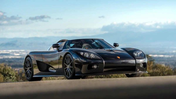 През 2008 г. Koenigsegg CCX поставя рекорд за ускорение и спиране. Хиперколата развива 300 км/ч и спира напълно за 29,2 сек. По отношение на ускорението Bugatti Veyron остава ненадминат, но тестовете за ефективност на спиране не са много популярни сред журналистите по това време.
