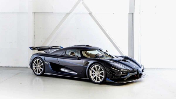 Новият рекордьор е Koenigsegg One. Хиперколата е кръстена на съотношението мощност-тегло - 1:1. Осемцилиндровият двигател с обем от пет литра е форсиран до 1360 к.с. и 1371 Нм, а собственото тегло е 1360 килограма. До известна степен хиперколата One може да се счита за специална пистова версия на Agera: разликите са в аеродинамичния бодикит и съотношението мощност-тегло.

През юни 2015 г. хиперколата поставя рекорд за ускорение от 0 до 300 км/ч (11,92 сек) и спиране от 0 до 300 км/ч (17,95 сек). В американски мерни единици цифрите са различни: ускорението от нула до 322 км/ч (200 мили/ч) отнема 14,328 с., а ускорението от нула до 200 мили/ч и спиране става за 20,71 сек.
