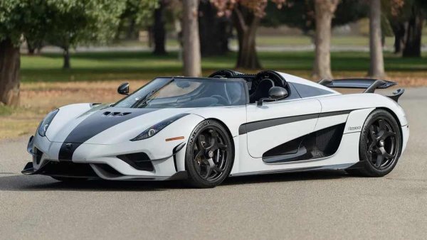 Суперхибридът Koenigsegg Regera е разработен като по-практична и луксозна алтернатива на гамата Agera. Три електромотора са комбинирани с петлитров V8, пиковата мощност на системата е до 1822 конски сили (с гориво E85 с 85 процента съдържание на етанол), а хиперколата няма конвенционална скоростна кутия.

През 2019 г. таргата ускорява от 0 до 400 км/ч и спира напълно за 31,49 секунди, а четири години по-късно подобрява времето си до 28,81 секунди, оставяйки зад себе си Rimac Nevera (29,93 секунди).
