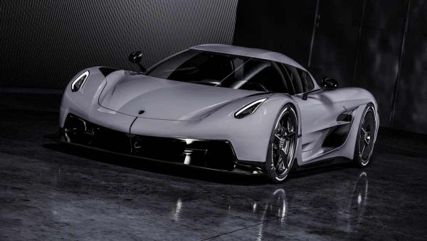 Хиперколата Koenigsegg Jesko Absolut е разработена с цел постигане на рекорди за скорост. Тя разполага с петлитров V8 двигател с мощност 1622 конски сили, работещ с гориво E85, уникална 9-степенна скоростна кутия с шест съединителя и по-обтекаема каросерия. Според изчисленията максималната скорост може да достигне 532 км/ч, но в действителност е далеч от тези стойности.

Въпреки това, Jesko Absolut вече е в историята. В дисциплината "0-400-0" шведите отново побеждават хърватската компания Rimac. Новият рекорд е 25,21 секунди. Освен това, постижението е поставено при неоптимални условия, на писта, която изсъхва след дъжд. Това означава, че Koenigsegg има възможност да подобри резултата.

Шведите не забравят и битката за максимална скорост. Следващата цел е да достигнат 300 мили/ч (482,8 км/ч), но този резултат няма да е рекорден. Chiron Super Sport 300+ разви 490,4 км/ч преди шест години, след което Bugatti реши да се откаже от такива битки. Кристиан фон Кьонигсег все още обаче не е готов да развее бялото знаме, което означава, че дуелът с Мате Римац и американските гении от Hennessey Performance ще продължи.
