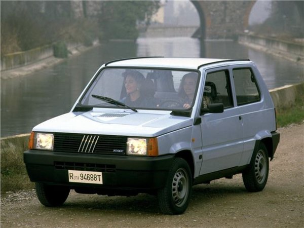 Максимална скорост 107 км/ч
Подобно на Renault 4, Fiat Panda никога не е била замисляна като автомобил за високи скорости и бързи завои. Въпреки това, версията с 1000-кубиков двигател се славела като достатъчно пъргава, за да покрие ежедневните нужди на своите собственици. Не такъв бил случая с по-евтиния вариант с двигател със 769 куб. см работен обем. Този автомобил не само не предлагал функционалността на по-старите коли, като R4 и 2CV, но в същото време не бил по-забавен от тях.
