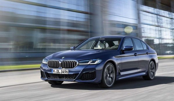Плъгин хибридът на BMW 5-а серия от предишното поколение ускорява до 100 км/ч за по-малко от 6 секунди и може да измине до 58 км изцяло на ток. Автомобилът предлага отлично управление, качествена мултимедийна система и се доказва като доста надежден модел.

Плюсове: прецизна управляемост;,висококачествен интериор;,нисък разход на гориво.
Минуси: скъпа поддръжка; задният ред седалки не е сред най-просторните.
