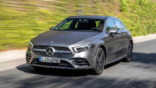 Плъгин хибридът на Mercedes A-класа може да измине до 70 км изцяло на ток и е доста пъргав на пътя. Моделът предлага качествен интериор и прилично пространство за стандартите на компактен автомобил.

Плюсове: качествена изработка на салона и добре настроено шаси.
Минуси: сравнително шумен двигател.
