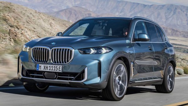 Плъгин хибридната версия на BMW X5 запазва всички традиционни качества на модела. Кросоувърът е просторен, практичен и се управлява доста добре. Той може да измине 100 км изцяло на ток, което е най-добрият показател в този клас.

Плюсове: качествен интериор, голям пробег на ток и добро управление.
Минуси: висока цена и малко по-твърда возия.

