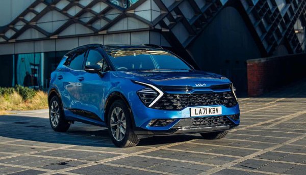 Кросоувърът Kia Sportage се предлага както в хибридна, така и в плъгин хибридна версия. И двата варианта са икономични, просторни и обикновено разполагат с богато оборудване.

Плюсове: отлично обмислен интериор, богато оборудване и висока надеждност.
Минуси: ограничено пространство над главите на пътниците на задния ред.
