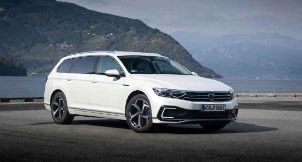 Плъгин хибридът Volkswagen Passat B8 е за предпочитане в модификацията комби заради огромния му багажник. Автомобилът е изключително просторен и може да измине между 50 и 60 км изцяло на ток.

Плюсове: просторен салон и огромен багажник, качествени материали в интериора.
Минуси: бедно оборудване при базовите версии.
