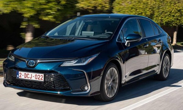 Хибридната Toyota Corolla заимства задвижването си от Prius, което осигурява нисък разход от едва 4,7 л/100 км. Моделът е достъпен на пазара на старо, лесен е за управление и се слави с изключителна надеждност.

Плюсове: нисък разход на гориво и висока надеждност.
Минуси: тясно пространство на задния ред и остаряла мултимедийна система.
