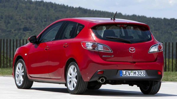 За разлика от по-технологичните си конкуренти, Mazda 3 не тормози собствениците с хронични дефекти в управляващите блокове или забиване на мултимедията. Електрониката работи стабилно дори при екземпляри на над 200 000 км &ndash; генераторът е корав, а инсталацията е положена грамотно и рядко страда от вибрации. Повечето системи за комфорт &ndash; от електрическите стъкла до управлението на климатика &ndash; запазват работоспособност дълго време, без да изискват намесата на диагностик.
