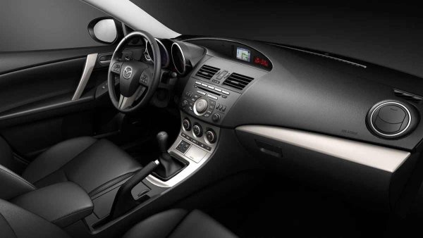 Моделът все пак има своите специфики. Повечето оплаквания на собствениците се въртят около херметизацията на някои детайли. Главният "виновник" е бутонът за отваряне на багажника при хечбека &ndash; гуменото му капаче се напуква с времето, вътре влиза влага и ключалката започва да прави каквото си иска. При по-старите коли си струва да хвърлите по един поглед и на кабелите на ABS датчиците и парктрониците, които са изложени на лугата и калта по пътищата. Понякога изгарят крушки в оптиката или се губи контакт в цоклите на задните стопове, но тези дреболии се отстраняват евтино и бързо.
