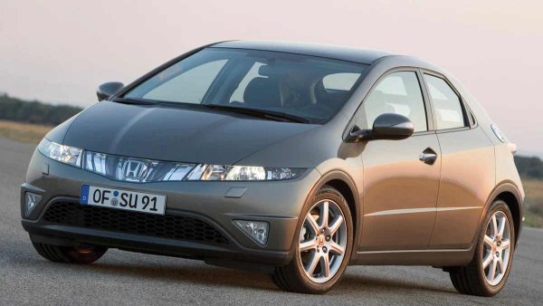 Осмото поколение на Civic е легенда, макар да разочарова с проблемите с корозията. Моторът обаче често остава бодър, салонът е издръжлив, а по отношение на електрониката Civic извади голям късмет. Японците създадоха автомобил, който се оказа изненадващо консервативен и корав в частта с инсталацията &ndash; зад футуристичното двуетажно табло се крие проста и логична архитектура.
