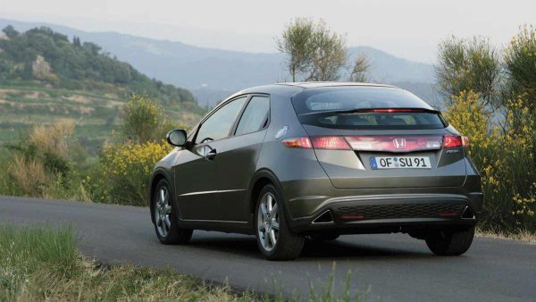 За разлика от европейските си конкуренти от онези години, Civic не страда от корозия по инсталацията на двигателя или внезапни откази на електронните блокове. Генераторът има впечатляващ ресурс, а стартерът върти мотора без проблем дори при минус 30 градуса. Основните системи &ndash; ABS, ESP и управлението на двигателя &ndash; работят стабилно с години. Дори електронният дросел и запалителните бобини практически не изискват внимание до пробег от 180 000&ndash;200 000 км, стига да наливате качествено гориво.
