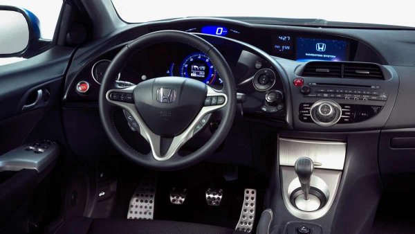 Типичните за модела странности имат по-скоро козметичен характер. Дисплеят на фабричното радио или на климатроника с времето започва да "губи" пиксели или да премигва заради напукани спойки при резки температурни промени. Механизмът за прибиране на огледалата също понякога прави номера &ndash; там инженерите са поставили специални термопредпазители, които дефектират и блокират движението. Датчикът за нивото на маслото също може да започне да лъже в показанията си.
