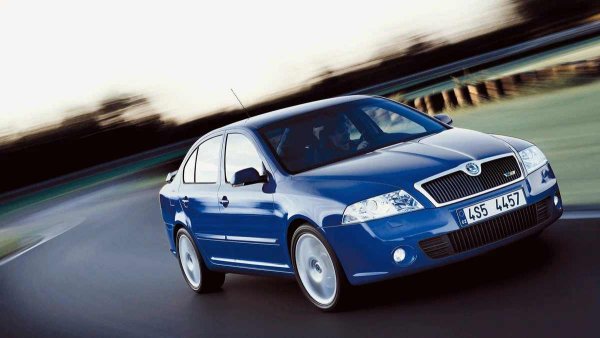 Octavia не е най-надеждният автомобил на света, но в списъка с типичните "болки" на Skoda електрониката не фигурира. В поколението A5 чехите (разбира се, под надзора на немците) създадоха архитектура, която се оказа забележимо по-стабилна и логична от тази на много нейни съвременници.
