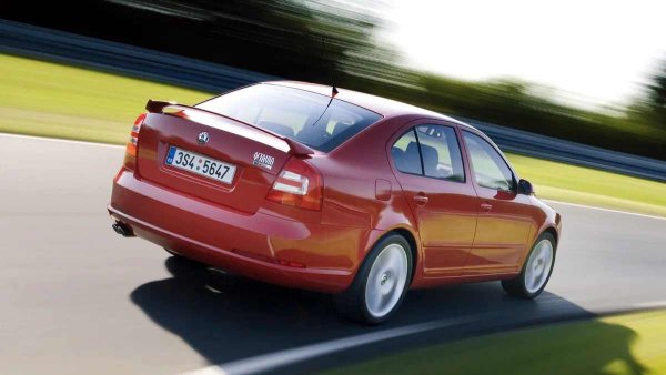 Докато двигателите TSI и кутиите DSG често изискват повече внимание, електрониката обикновено просто си върши работата, без да тормози собственика с внезапни капризи. Тук практически липсват системни проблеми с електронните блокове или "мозъците". Мощните генератори и надеждните стартери лесно издържат на дългогодишна експлоатация, а правилната диагностика през VAG-COM позволява бързото откриване на почти всяка неизправност.
