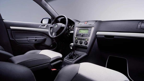 Истинският опит на пътя обаче показва няколко специфични драми, дошли от чисто износване. Основният "пациент" тук е кабелният сноп в шофьорската врата &ndash; с годините жиците в гофрираната тръба се пречупват или претриват, а резултатът е неработещи ел. стъкла, централно заключване или изчезнал звук от колоните. Друга класика са микроключетата в бравите, които спират да отчитат, че сте отворили вратата. Извън тези неща, оплакванията на собствениците обикновено приключват с някоя изгоряла крушка.
