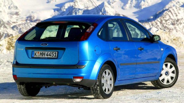 Има си и някои тънки моменти. Класика при Focus е таблото да "изпадне в кома" заради напукани спойки на буксата &ndash; колата просто спира да те слуша, докато някой жичкаджия не мине с поялника веднъж и за постоянно. Другата драма е при седаните, където кабелите на багажника се пречупват от постоянното отваряне и спират я осветлението на номера, я самия бутон. При хечбека пък в плафоните редовно влиза вода и контактите вътре зеленясват от корозия, преди изобщо да разбереш.
