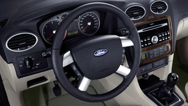 В същото време блокът за управление на двигателя и системите за безопасност тук са практически вечни. Те не "губят" ключовете и не бълват случайни грешки само защото акумулаторът е паднал малко. Генераторите (най-често на Denso) поддържат отличен ток, а жиците под капака са прибрани в здрави гофрирани тръби, които не стават на прах от жегата и маслото дори след десет години каране. Повечето екстри &ndash; от подгряването на челното стъкло до ел. стъклата &ndash; си работят безотказно, стига да не ги счупите механично.
