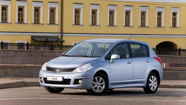 Първото поколение на Tiida може да се похвали не само с огромен салон, но и с грамотно измислена инсталация. Японските инженери заложиха на минимум сензори и максимално прости решения, с което Nissan си спести повечето "детски болежки", които тормозеха конкуренцията по онова време.
