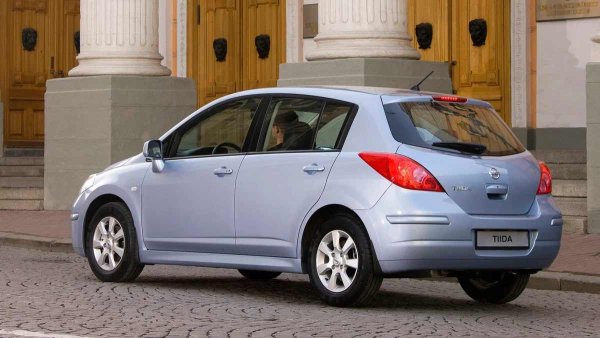 Собствениците на тези коли рядко се сблъскват с отказ на жизненоважните системи. Генераторите на Mitsubishi или Hitachi имат огромен ресурс, а жиците под капака са защитени толкова добре, че дори на 15 години остават гъвкави и не ги яде корозията. Единственото, което може да стресне някой по-неподготвен собственик, е натъпканото пространство под капака. Например, за смяна на някоя крушка или за достъп до определени чаркове може да ви трябва малко повече сръчност в пръстите от обикновено. Но това няма нищо общо с надеждността на самите части.
