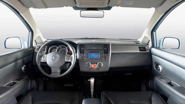 Какво може да ви подведе? Например управлението на парното понякога изгаря и вентилаторът започва да духа само на макс. Също така с годините се прекъсва лентовият кабел във волана, което гаси копчетата или вади грешка за еърбега. Понякога собствениците се оплакват от капризни контакти на копчетата за стъклата или окислени писти в стоповете, но тези драми се решават бързо и за жълти стотинки.
