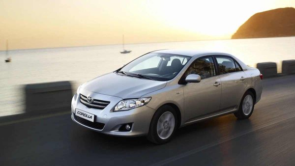 Знае се, че Corolla X имаше проблеми с роботизираната скоростна кутия и капризни мотори, но има и за какво да бъде похвалена. Електрониката на Toyota е онзи случай, в който японският консерватизъм е огромен плюс: колата е толкова проста в тази част, че практически няма какво да се счупи. Докато собствениците на премиум марки се борят с бъгове в мултимедията, притежателят на Corolla може с години да не погледне към кутията с предпазители.
