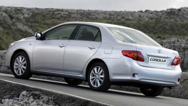 Основната електрическа система е проектирана с огромен запас от безопасност. Окабеляването е добре защитено от корозия, а блоковете за управление на двигателя и вътрешната електроника рядко се повреждат, най-често поради неправилен монтаж на алармени системи. Дори при сурови зимни условия стартерът и генераторът демонстрират забележителна издръжливост.
