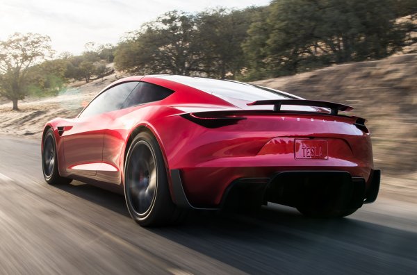 Задвижването на колата ще става с 3 електромотора, като ускорението от 0 до 100 км/ч ще отнема малко над 2 секунди. Ще се предлата и модификация с допълнителен пакет от опции SpaceX, включащ малки реактивни двигатели и възможност за набиране до 100 км/ч от място за 1,1 секунди.