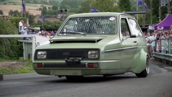 Стартираме с аутсайдера в „Лосовите тестове“ на Teknikens Värld. Това е страшничкият и доста бавен и нестабилен триколесен Reliant Rialto, който загуби управление още при 42,5 км/ч.