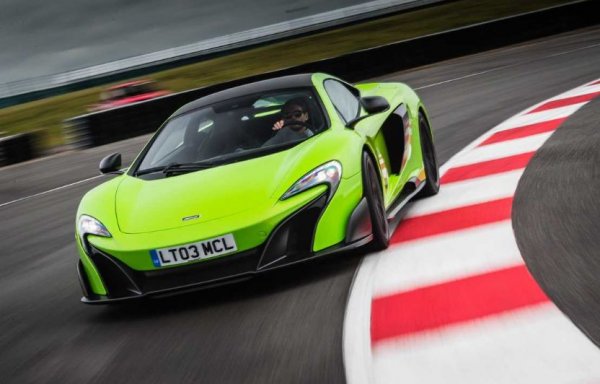 McLaren 675LT (на снимката) и Audi R8 V10 Plus, тествани от Teknikens Varld през 2017 г. показват едни от най-добрите резултати. Те успяват да се справят с изпитанието при скорост от 73,5 км/ч, но това не им стига да бъдат абсолютни рекордьори. Такъм е един автомобил от 1999 г., който държи първото място с 85 км/ч. Нещо, което нито един съвременен модел не можа да направи (поне засега).