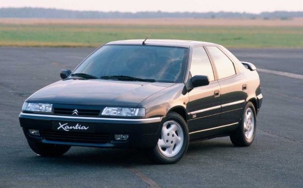 Колкото и да не ви се вярва, в продължение на 21 години този автомобил е непобедим. А неговата тайна се крие в хидро-пневматичното окачване, които ефективно предотвратява накланянето.
