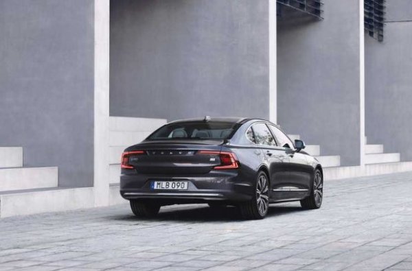 Като стана дума за тестове, проведени на влажен асфалт, но нека посочим автомобилите с най-добри резултати. Безусловният пбедител е Volvi S90 D4 (на снимката), който преминава изпитанието със 74 км/ч. За сравнение, най-близкият съперник - Volkswagen Passat V6 4Motion, записа 73,5 км/ч, въпреки че е със система 4х4. Рубежът от 70 км/ч беше преодолян още от Audi A4 Avant 2.0 TDI quattro от 2007 г. и от Honda Civic 1.8 Sport от 2013 г.