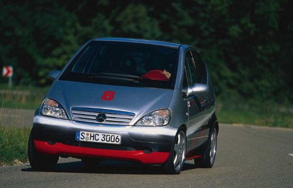 Връщаме се към сухата настилка, като най-известният резултат в историята на теста – 60 км/ч, беше постигнат от току-що дебютиралият Mercedes-Benz A-Class, който неочаквано се провали на изпитания. Това е един от най-епичните гафове в историята на тестовете на Teknikens Värld, но не е последният.

Основната причина за преобръщането на автомобила е неговата височина. Пропорциите на първия A-Class са такива, за да осигурят по-голяма безопасност на водача и пасажерите, като двигателят е проектиран да не влиза в салона, а да се плъзва под колата.

Буквално за 3 седмици германците отстраняват всички недостатъци, слагат ESP, променят настройките на окачването, намаляват клирънса и сменят гумите. Съответно, всички тези подобрения са правят и на вече продадените бройки от модела.