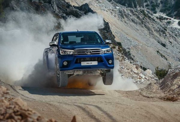 Още един сериозен гаф при изпитанието е записан на Toyota Hilux, при това два пъти. Първият път това става в годината, когато неудовлетворителни оценки получават Ford Ranger и Mazda BT-50. Тогава Hilux остава ва две гуми при 56 км/ч. След 9 години пикапът буквално „повтаря упражнението“ при 59,5 км/ч.