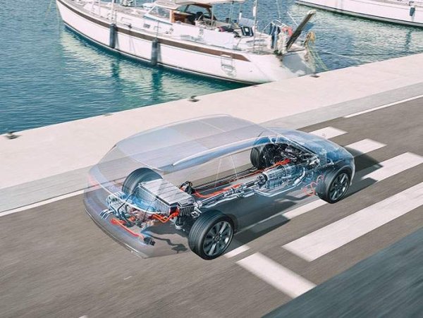 При двигателите акцентът ще бъде поставен върху електрификацията, което ще помогне на Mercedes-Benz да спазва предстоящите стандарти Евро 7. Очаква се, всички двигатели да получан някаква електрическа помощ - от леките хибридни 4- и 6-цилиндрови агрегати до пълноценните хибридни варианти.

Информаците до момента сочат, че новата E-Class ще получи 2,0-литров турбодвигател с 4 цилиндъра, развиващ 258 к.с., 3,0-литров редови с 6 цилиндъра и турбо, който произвежда 435 к.с. Ще има и повече от една версии PHEV (плъг-ин хибрид), като те са предвидени за модификациите  53e и 63e AMG с комбинирана мощност, надвишаваща нивата на техните предшественици само с ДВГ. 