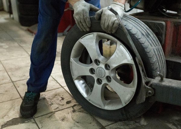 По време на движение гумите на превозното средство са подложени на сериозни натоварвания. Следователно пробиване, порязване или други повреди върху тяхната повърхност, особено при висока скорост и резки маневри, могат да доведат до нейното разкъсване и спукване с всички произтичащи от това последствия. И това може да се случи при всекидневна употреба.

Затова състоянието на гумите трябва да се проверява редовно, като не става дума само за налягането в тях, а и за състоянието на протектора и на страните им. Също така трябва да се внимава и за местата, през които се преминава по време на движение. Пресичане на трамвайни релси и качване на бордюр при паркиране, както и преминаване през дупки на пътя, особено с по-висока скорост, могат да нанесат сериозни щети на гумите на автомобила.