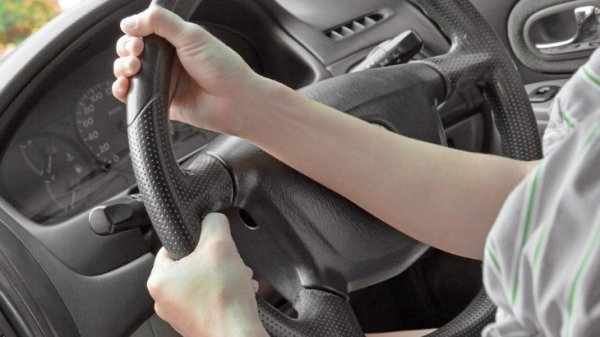 Понякога дори опитните водачи може да не чуят тревожното скърцане на кормилната рейка, която е един от ключовите елементи на автомобила. Зарази износване, шофиране по лоши пътища, корозия, загуба на херметично, мръсотия и още куп причини, това устройство може да спре да функционира правилно, въпреки че все още колелата завиват при завъртане на волана.

За да не загуби контрол над автомобила и да не попадне в неприятна ситуация, водачът трябва да обърне внимание на въртенето на волана, което е станало твърде леко или, напротив, твърде тежко, както и на звуците, които издава рейката при маневриране. Дори при най-малкия проблем е добре да се посети сервиз за диагностика и ако се наложи ремонт или дори замяна на този елемент.