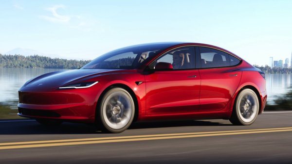Версия на модела - Tesla Model 3 Long Range RWD

Пробег с едно зареждане - 702 км

Капацитет на батерията - около 77 kWh
