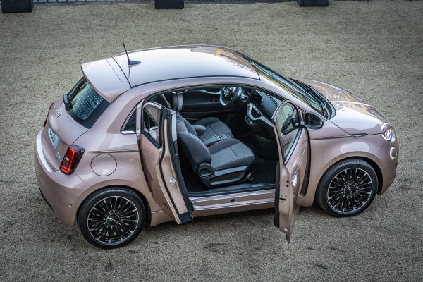 &bdquo;Три плюс едно&rdquo; е лоялен към природата и градската среда - задвижва се от електрически мотор (118 к.с. и 220 Нм). Автономността в града според цикъла WLTP е до 460 км. Ускорението до 100 км/ч отнема девет секунди, ограничението е 150 км/ч.
