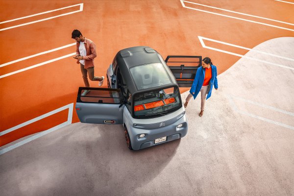 Задните врати на Citroen Ami са интересно дизайнерско решение, като и индивидуалният мироглед на френската марка и нейните възгледите за това как да проектират автомобили не й позволяват да действа &bdquo;като всички останали&ldquo;. Микроавтомобилът Ami е страхотен пример за това как да играете грациозно със симетрията и асиметрията, за да накарате всички да ахнат. Не само, че предната и задната част са почти идентични, но и вратите се отварят в различни посоки. На водача - срещу посоката на движение. 
