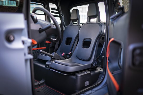 Ami е толкова малък, че на неговия фон японските кей-карс (градски супермини с дължина до 3,4 метра) изглеждат като гиганти. Между плоските брони има микроскопични 2410 мм, ширина 1390 мм. Електрическата задвижваща система отговаря на размерите, като мотор произвежда смешните 6 кВт (8,2 к.с.), капацитетът на тяговата батерия е 5,4 кВт/ч. Пробегът с едно зареждане е 75 км, а максималната скорост - 45 км/ч
