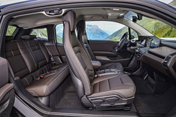 &bdquo;Електрическият&ldquo; характер на малкия хечбек даде на създателите му картбланш за всякакви артистични експерименти. Задните &bdquo;самоубийствени&ldquo; врати id черешката на тортата. Без тях изображението би било по-просто и по-банално.
