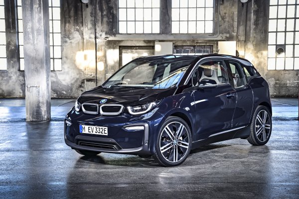 Малкият баварец се предлага стандартно с електрически мотор със 170 к.с., задвижващ задните колела. &bdquo;Горещата&ldquo; версия - i3s (на снимката), развива 184 к.с.
