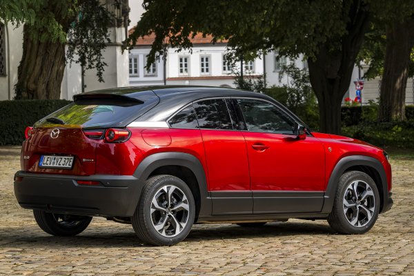 MX-30 е оригинален не само с екстериора. Всички опции имат електрификация. Например, в напълно екологичен кросоувър, предните колела се задвижват от двигател с мощност 145 к.с. Версията MX-30 R-EV предизвиква сърцебиене сред почитателите на традициите на марката с роторно-бутални двигатели. Компактният мотор RD обаче не е свързан с колелата, а само задвижва генератора за презареждане на тяговата батерия. Монтираният на R-EV електрически мотор е с мощност 170 к.с.
