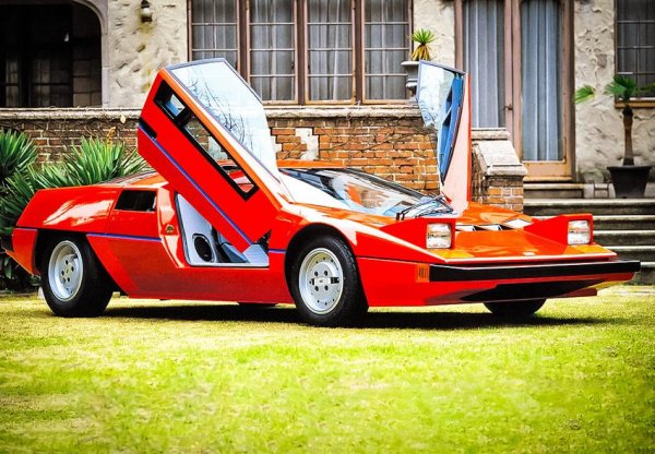 Само поглед върху причудливото купе от 70-те години е достатъчен, за да стане ясно, че неговите създатели са черпили вдъхновение от италианските суперколи. Прототипът, свързващ обществените пътища със състезателните писти, е показан на автосалона в Женева през 1978 г.

Купето изглежда сякаш пристига от съседна галактика, но технически не е нищо особено. То се задвижва от 2,8-литров редови двигател с 6 цилиндъра от Datsun 280Z с мощност 145 к.с. Теглото на колата е 920 кг., но тя така и не получава сертификация, въпреки че тиражът на прототипа е 9 екземпляра.