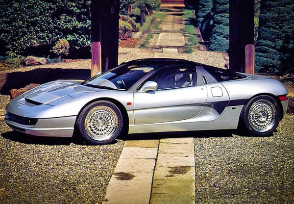 По-далеч от прототип не стига и спортната кола, построена от японското ателие Gigliato и компанията Lamborghini. Единственият произведен екземпляр е показан на автосалона в Женева през 1997 г., като изглежда доста впечатляващо.

Под капака е поставен модифициран двигател Ford V8 с обем 4,6 литра, който осигурява ускорение от 0 до 100 км/ч за по-малко от 5 секунди. Производството е трябвало да започне в Англия през 1999 г., но финансови проблеми слагат кръст на проекта.