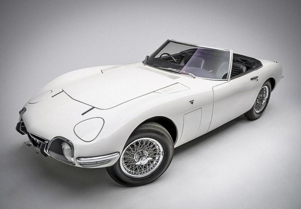 През периода 1967-1970 г. знаменитият гран турър излиза в тираж от 351 бройки, но в случая става сума за роудстъра, от който са направени 2 машини. Те обаче не са произведени по поръчки на богати клиенти, а за снимките на фирма &bdquo;Човек живее само два пъти&ldquo;, в който Шон Конъри играе ролята на британския шпионин Джеймс Бонд.

Интересното е, че именно Toyota 2000GT е любимият автомобил на последния изпълнител на ролята на агент 007 &ndash; Даниел Крейг.