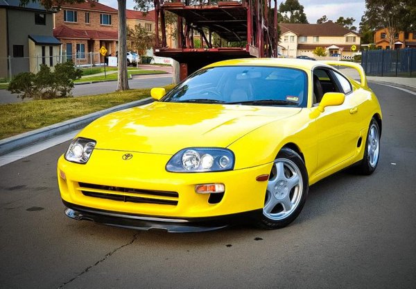 Какво знаем за великата Supra A80? Най-вече това, че тя е &bdquo;въоръжена&ldquo; с култовия редови 6-цилиндров двигател 2JZ-GTE с работен обем 3,0 литра, който разполага с невероятен потенциал за тунинг. А също така и че този автомобил участва във филма &bdquo;Бързи и яростни&ldquo;.

Малцина обаче са чували за версията Solar Yellow Aerotop. Това е Supra с десен волан, боядисана в ярко-жълт цвят и предназначена само за пазара в Австралия. Твърди се, че втора такава машина не съществува.