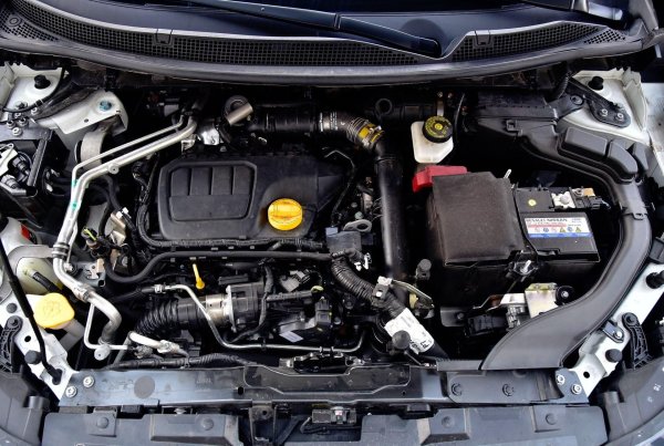 Механиците хвалят този двигател преди всичко за неговата простота на конструкция, издръжливи материали и икономия на гориво. Сивият чугунен блок, стоманените бутала и здравата коляново-бутална система правят уреда перфектно да издържа на дългосрочни натоварвания. 

При редовно обслужване - смяна на маслото на всеки 15 000-20 000 км и използване на масло 5W-30 - двигателят може да достигне пробег над 350 000-400 000 км без необходимост от основен ремонт. Много потребители на автопаркове и таксиметрови шофьори потвърждават, че тези устройства работят безупречно дори след много години интензивна употреба.

Важно е, че 1.6 dCi е икономичен - в средно голям SUV може да изгори около 5-6 литра дизел на 100 км, а при по-малките модели дори по-малко.
